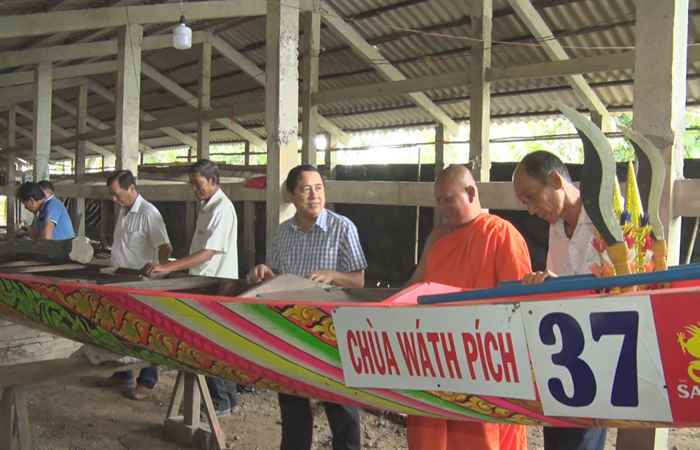 Bí thư Thị ủy Vĩnh Châu hỗ trợ kinh phí, động viên các đội ghe Ngo